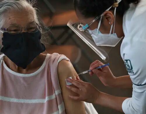 Una mujer mayor recibe la vacuna de Pfizer contra el COVID-19 en Ciudad de México, 8 de marzo de 2021. (AP Foto/Marco Ugarte)