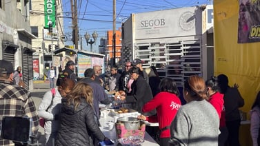 Ofrecen alimentos a personas en situación de calle en el “Refín Navideño”