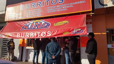 Tijuanenses acuden a comprar sus últimos burritos en 'Burritos King'