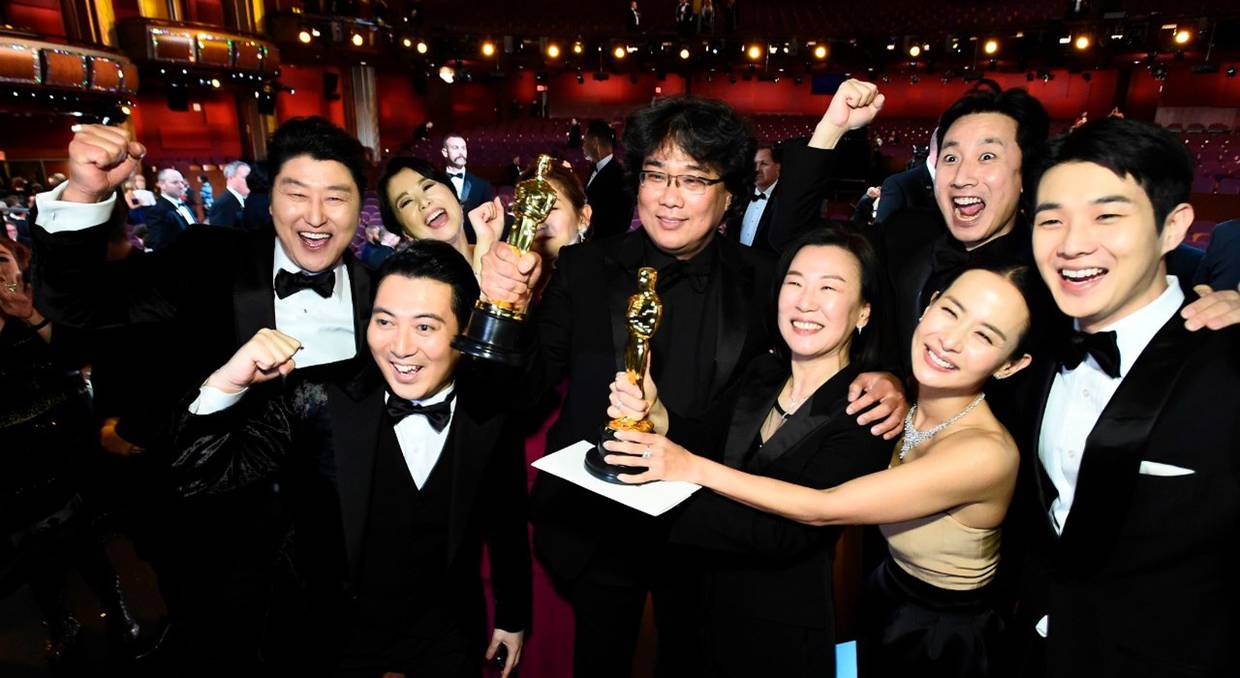 El filme, dirigido por Bong Joon-ho, continuó su racha triunfal al llevarse el codiciado premio Oscar a la Mejor Película.