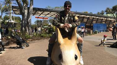 Jesse Huerta recorre el San Diego Zoo con su familia