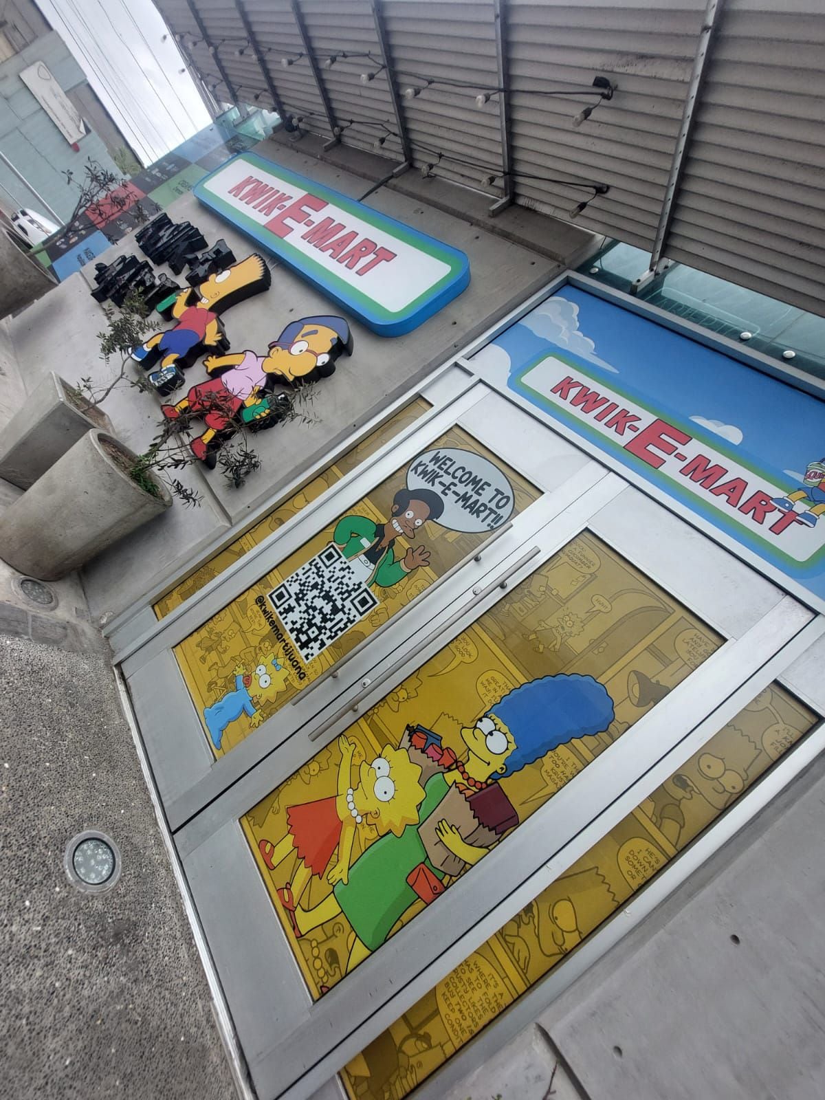 En la fachada se pueden ver los personajes de la famosa serie animada.