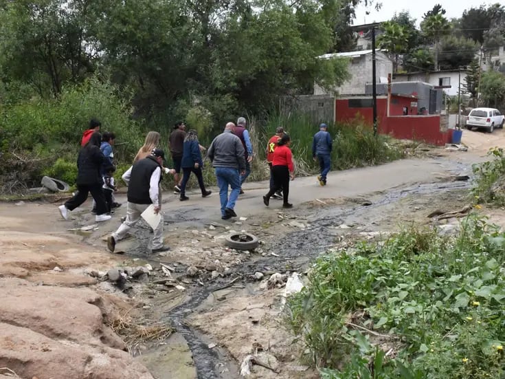 Ciudadanos piden solución al derrame de aguas negras en Ensenada