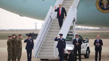 Llega presidente Donald Trump a base aérea de Miramar