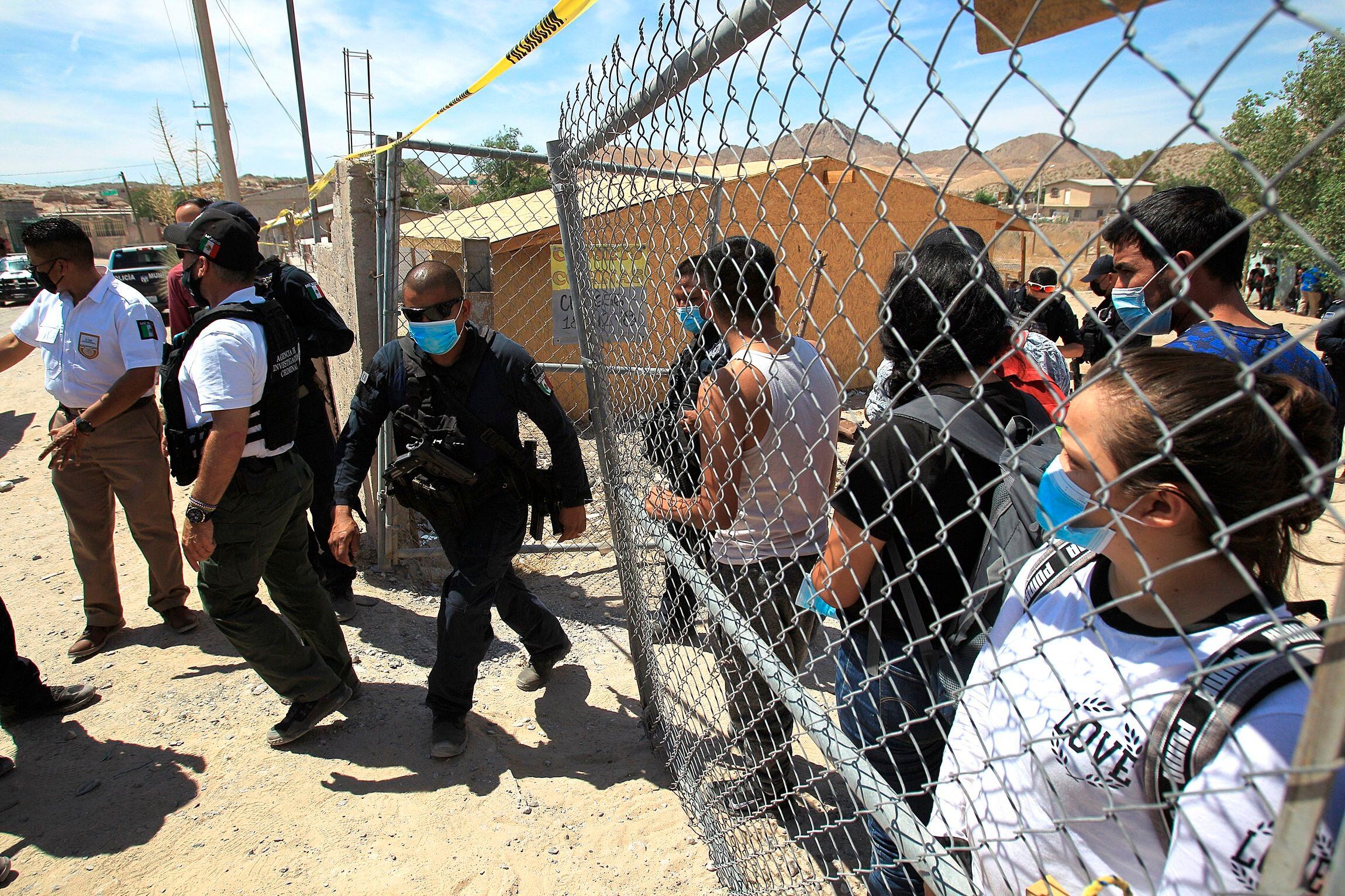Agentes de la Fiscalía General de la República rescataron hoy miércoles de una casa de seguridad a más de un centenar de indocumentados secuestrados en Ciudad Juárez, estado de Chihuahua. EFE/Luis Torres.
