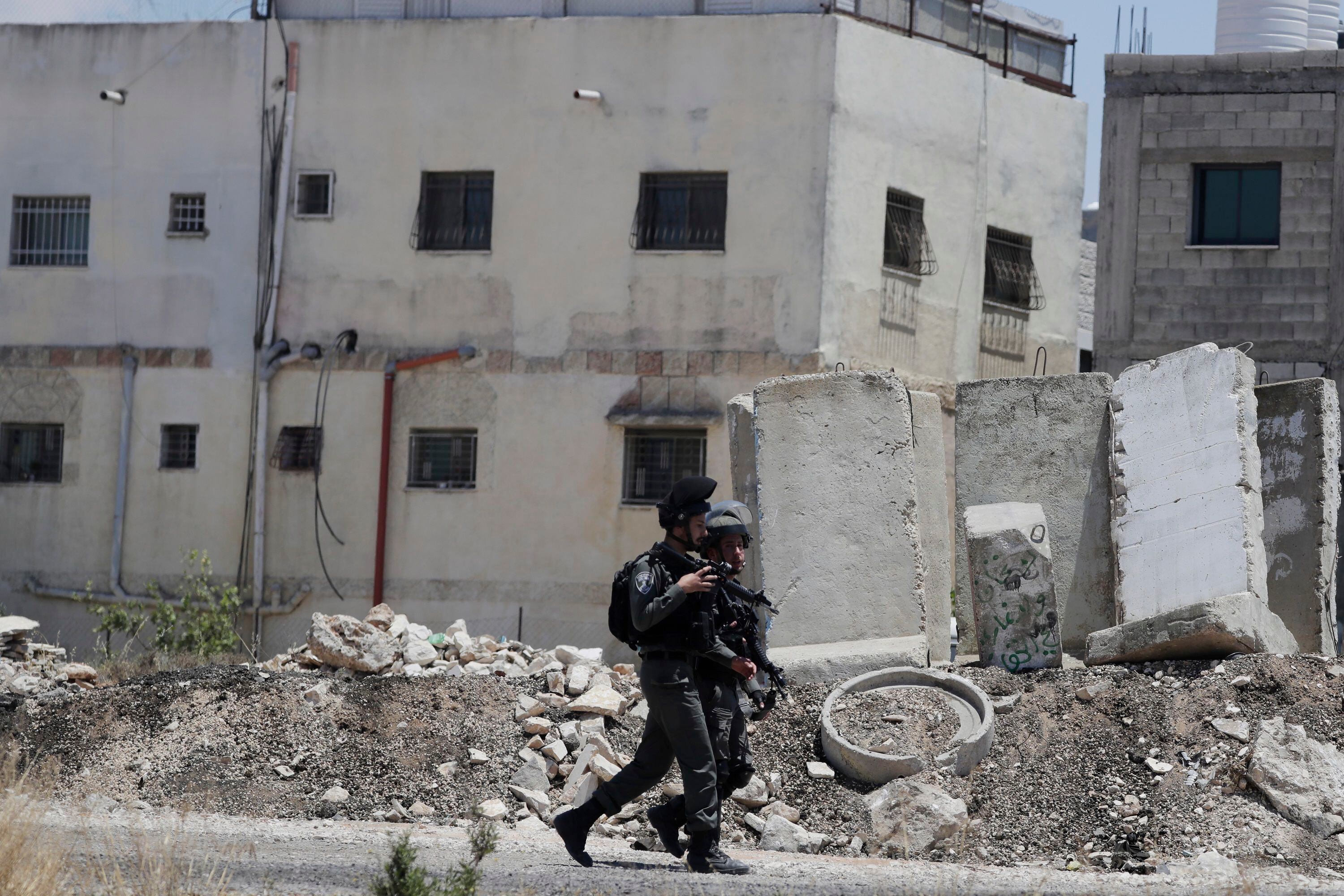 Policías israelíes cerca de donde una palestina atacó a israelíes cerca de la Intersección Hizmeh en la Margen Occidental el 16 de junio del 2021. (Foto AP/Maya Alleruzzo)