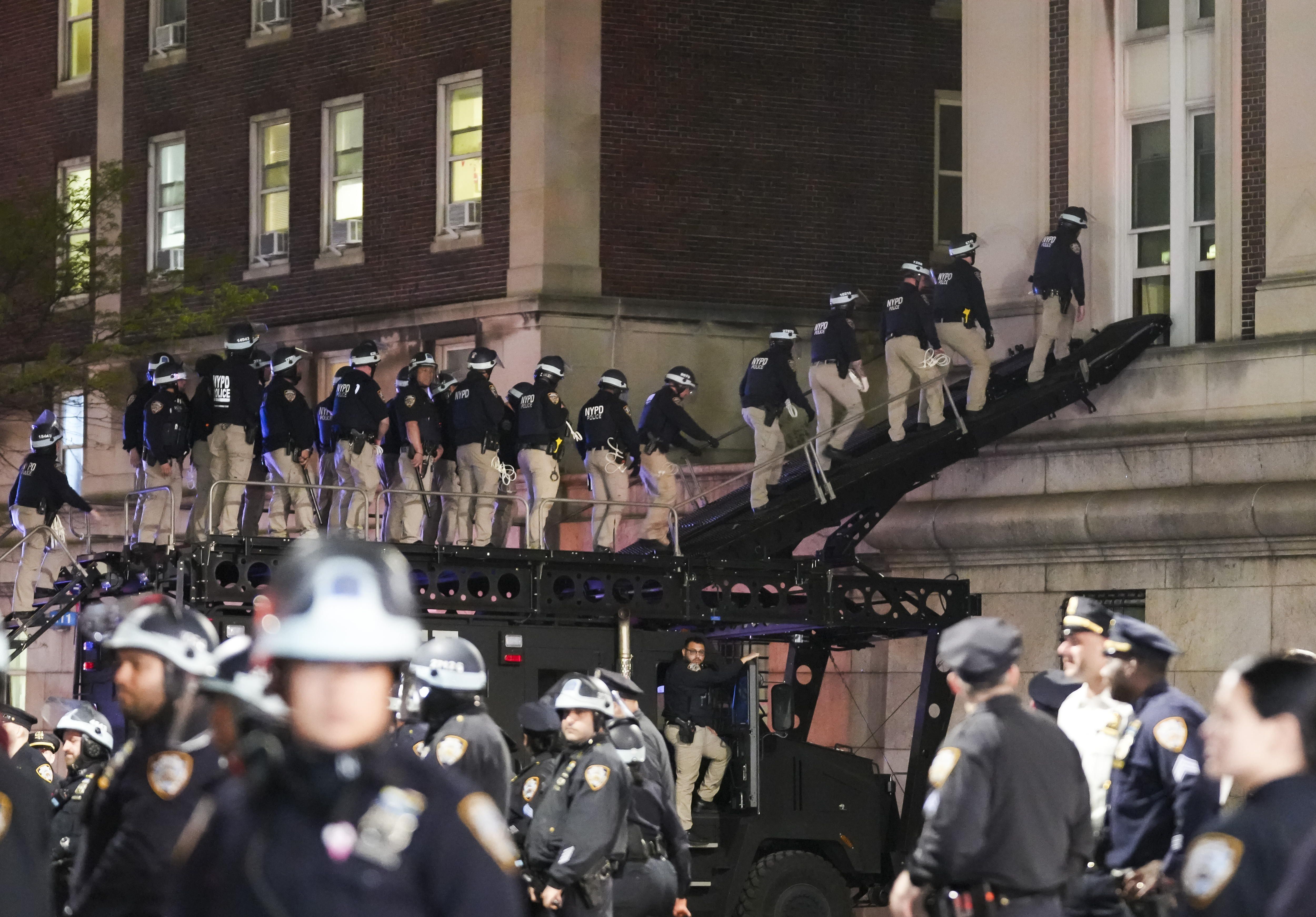 Nueva York (Estados Unidos), 01/05/2024.- Policía de Nueva York usan rampa de vehículo armado para entrar al Comedor Hamilton de la Universidad de Columbia, donde manifestantes pro-Palestina se habían encerrado. 30 Abril 2024. (Protestas, Nueva York) EFE/EPA/STEPHANI SPINDEL
