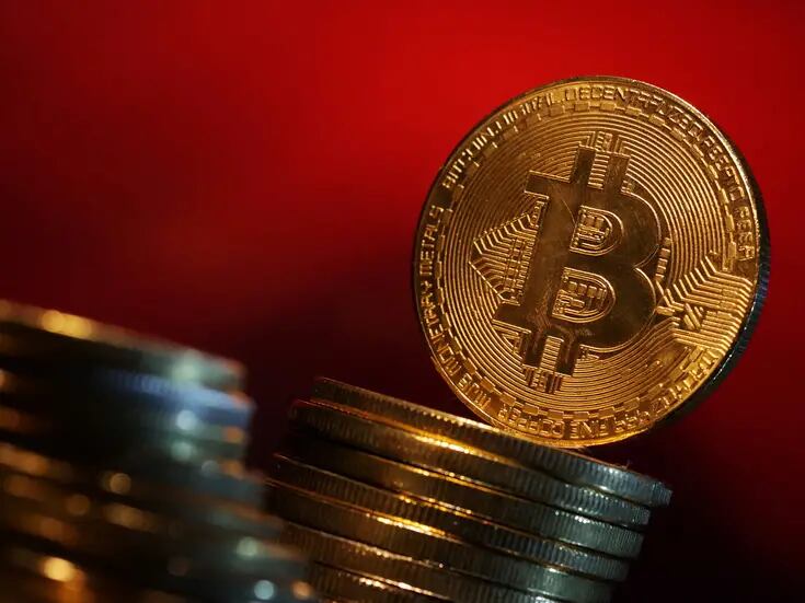 El bitcoin alcanza un hito histórico al superar los 70,000 dólares
