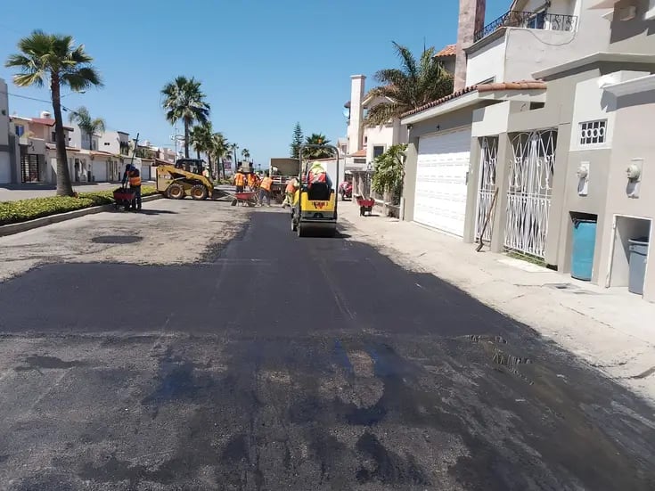 Rehabilitan calles de Ensenada con el Dragón