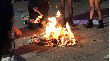 Feministas queman libros que violentan a la mujer en las instalaciones de la FIL