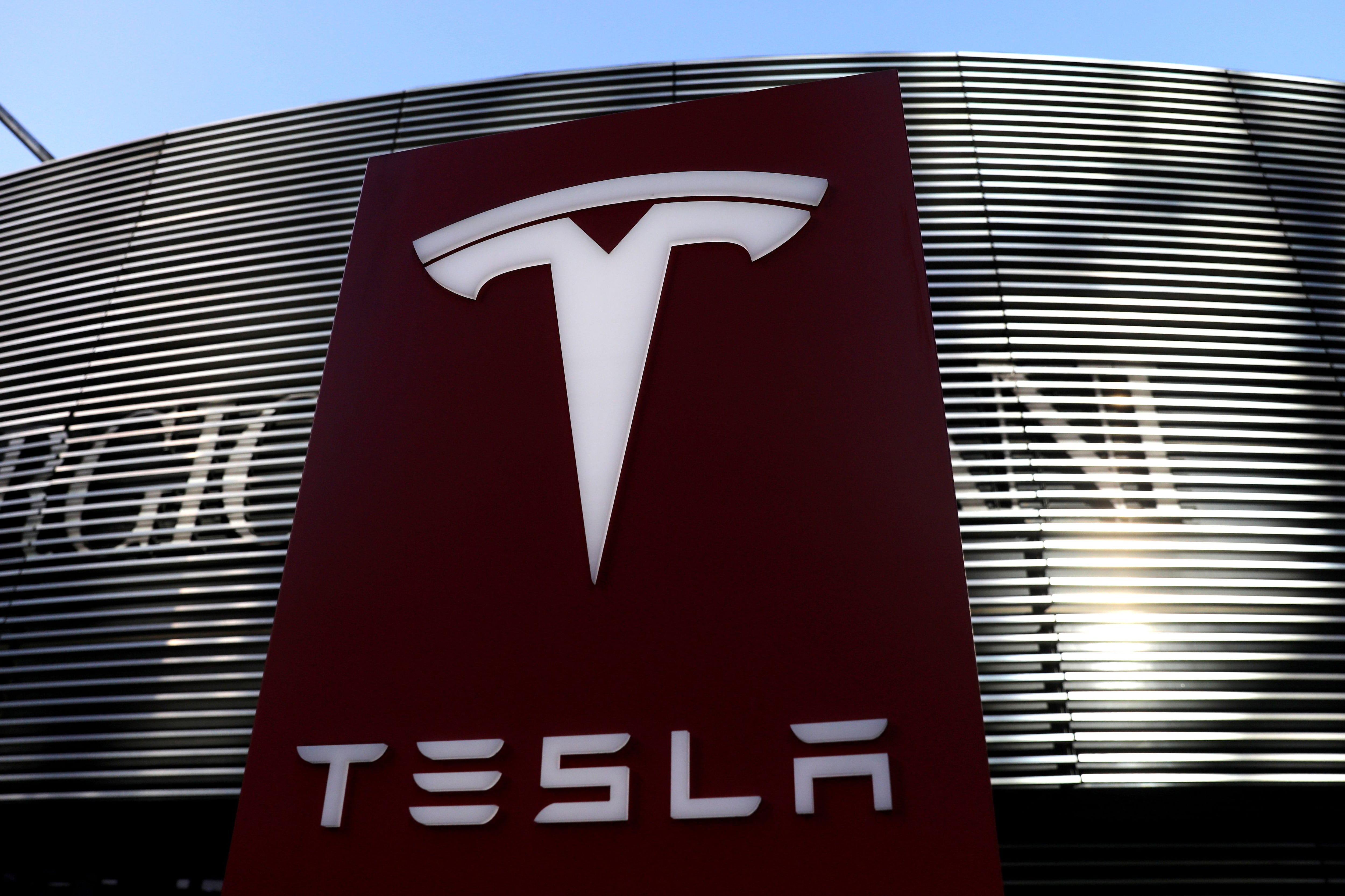 Imagen de archivo del logo del fabricante de vehículos eléctricos Tesla cerca de un complejo comercial en Pekín, China. 5 de enero, 2021. REUTERS/Tingshu Wang/Archivo