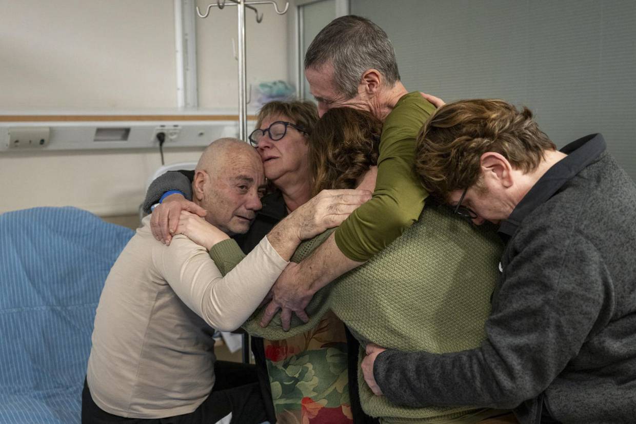 Los dos rehenes rescatados hoy por las fuerzas israelíes en Rafah: los argentinos-israelíes Fernando Simón Marman (2d), de 61 años, y Norberto Luis Har (i), de 70, se reúnen con sus familias. | EFE