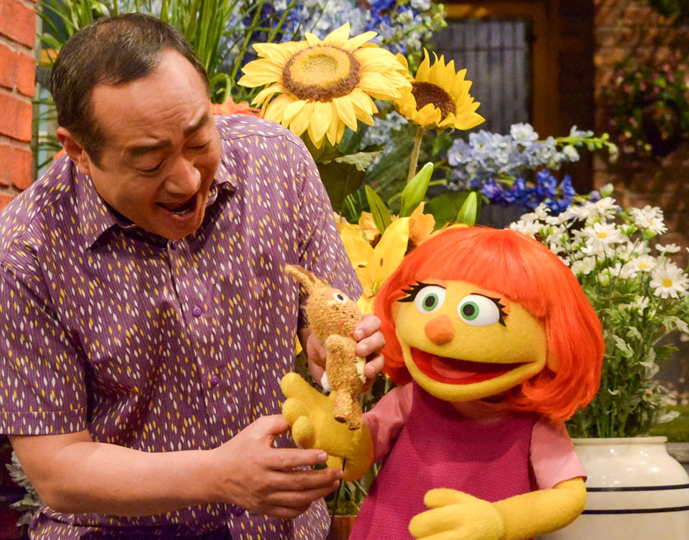 En esta imagen difundida por Sesame Workshop, el actor Alan Muraoka con Julia, un personaje con autismo que debutó en la 47ma temporada de "Sesame Street." El popular programa infantil de la TV celebra su 50mo aniversario. (Zach Hyman/Sesame Workshop vía AP)