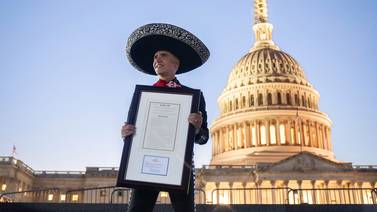 Alejandro Fernández recibe reconocimiento en la Casa Blanca