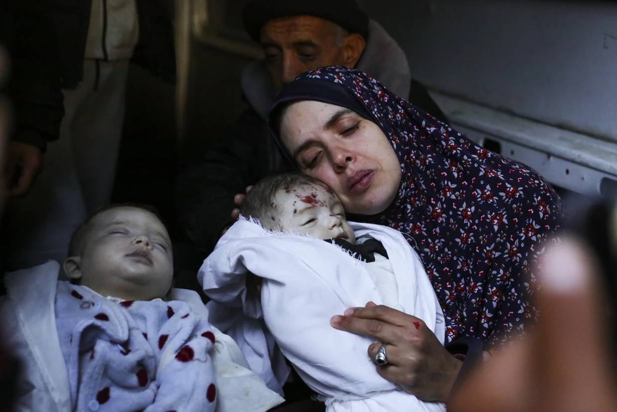 Una madre estaba de luto por la muerte de sus bebés gemelos de cinco meses el domingo en Rafah, después de que murieran en un ataque aéreo israelí. Rania Abu Anza tardó 10 años y tres rondas de fertilización in vitro en quedar embarazada de un niño y una niña. (vídeo AP/Mohammad Jahjouh)
