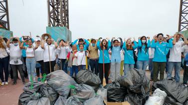 Luchan contra personas que tiran basura en Playas de Tijuana