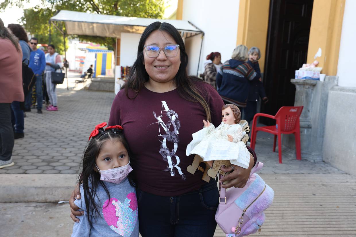 Berenice González y la pequeña Daena Rodríguez, llevaron al Niño Jesús a la Parroquia de Nuestra Señora de la Candelaria, en Villa de Seris