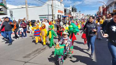 Estudiantes disfrutan colorido “Desfile de la Primavera” en Nogales