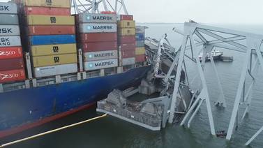 Examinan los daños del barco carguero tras colapso del puente de Baltimore