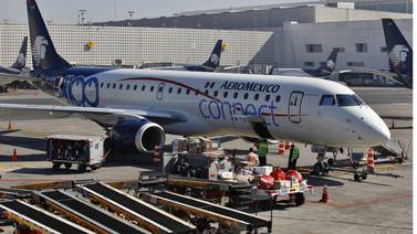 Avión de Aeroméxico presenta fuga de combustible antes de despegar