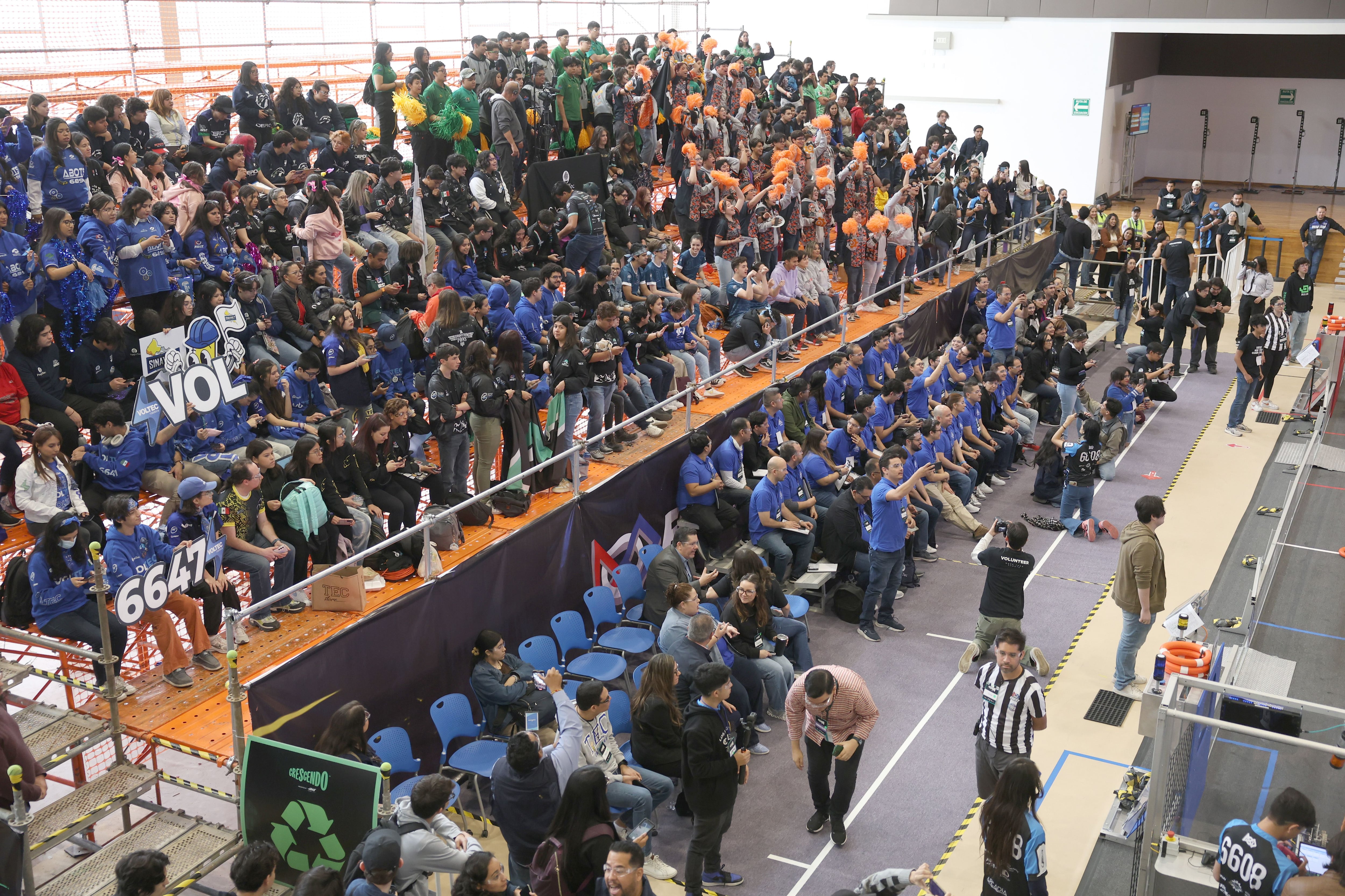 Los competidores que no estaban en acción esperaron su turno en las
tribuna de la Arena Borregos del campus Sonora Norte.