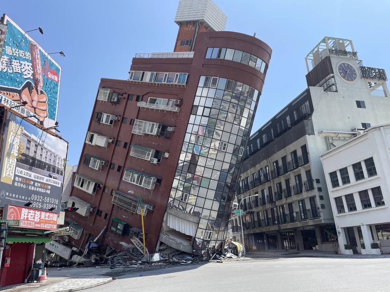 Al menos nueve personas murieron, 821 resultaron heridas, cerca de mil personas permanecen atrapadas o varadas y 28 edificios se derrumbaron tras el fuerte terremoto registrado este miércoles en Taiwán, que ya ha dejado más de un centenar de réplicas de diferentes magnitudes, informaron fuentes oficiales.  | EFE