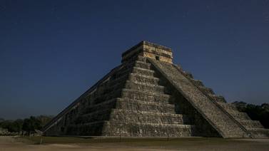Chichén Itzá iluminada por la Serpiente Lunar