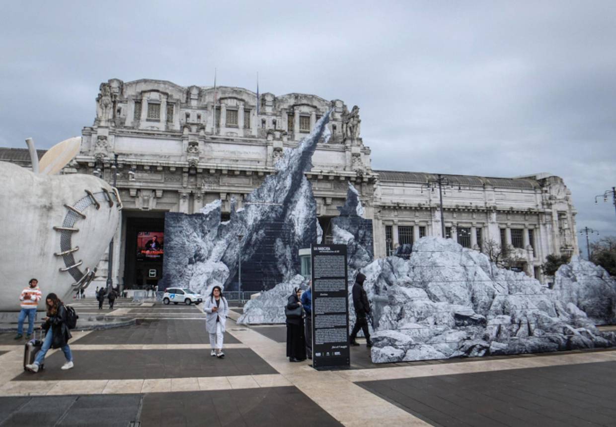 Estación de tren de Milán con nuevo efecto óptico del artista JR