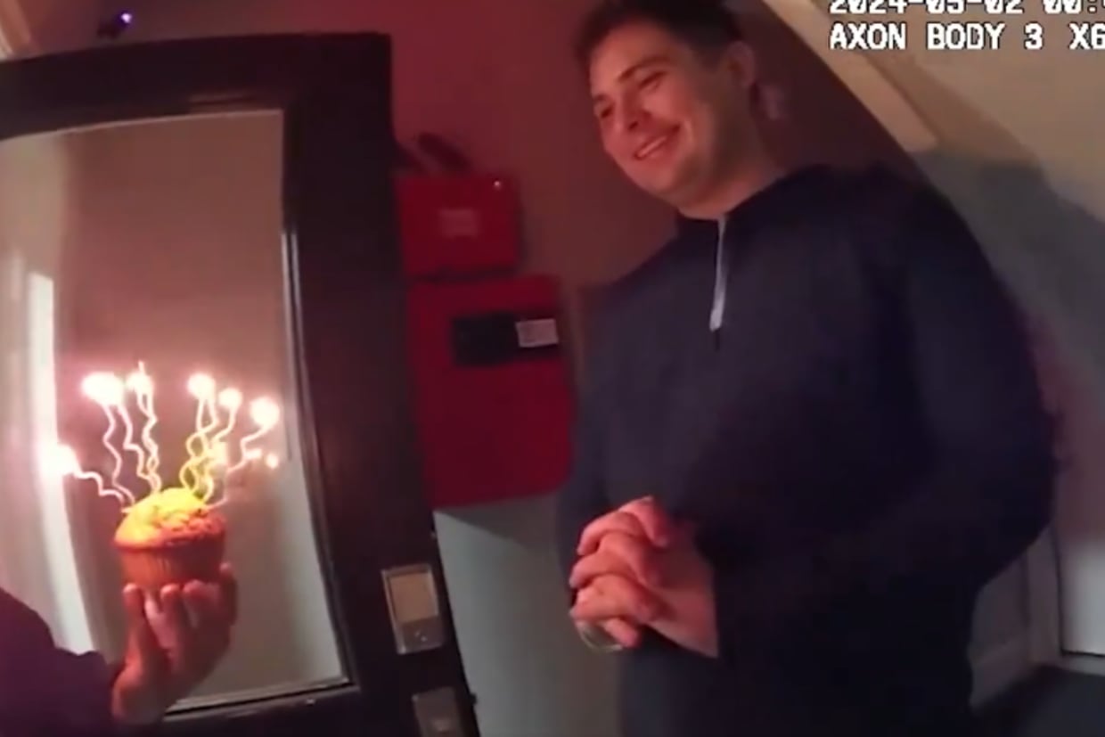 Grabaron el momento en que le cantaron "Happy Birthday" y le dieron un abrazo/Foto: Twitter