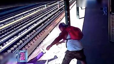 Nueva York: Hombre es arrestado por empujar a una mujer a las vías del metro