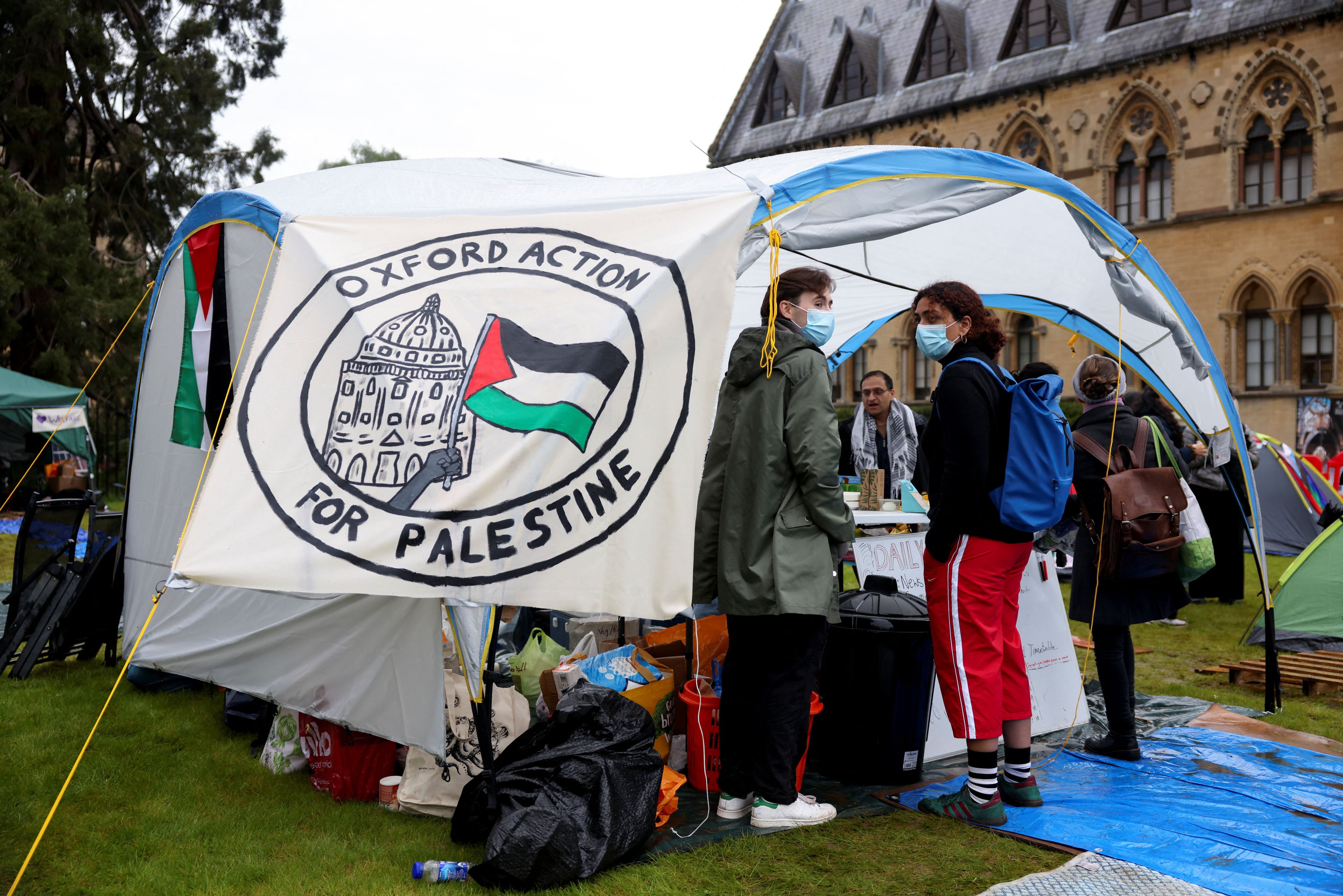 Manifestantes junto a una tienda de refrescos en la Universidad de Oxford, frente al Museo de Historia Natural | FOTO REUTERS