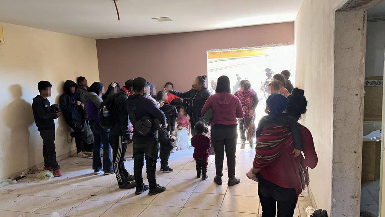 Más de 100 personas de origen guatemalteco fueron localizadas en una
casa abandonada de Santa Ana