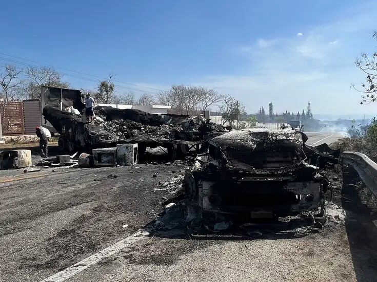 Cárteles del narcotráfico queman vehículos en una batalla en Chiapas 