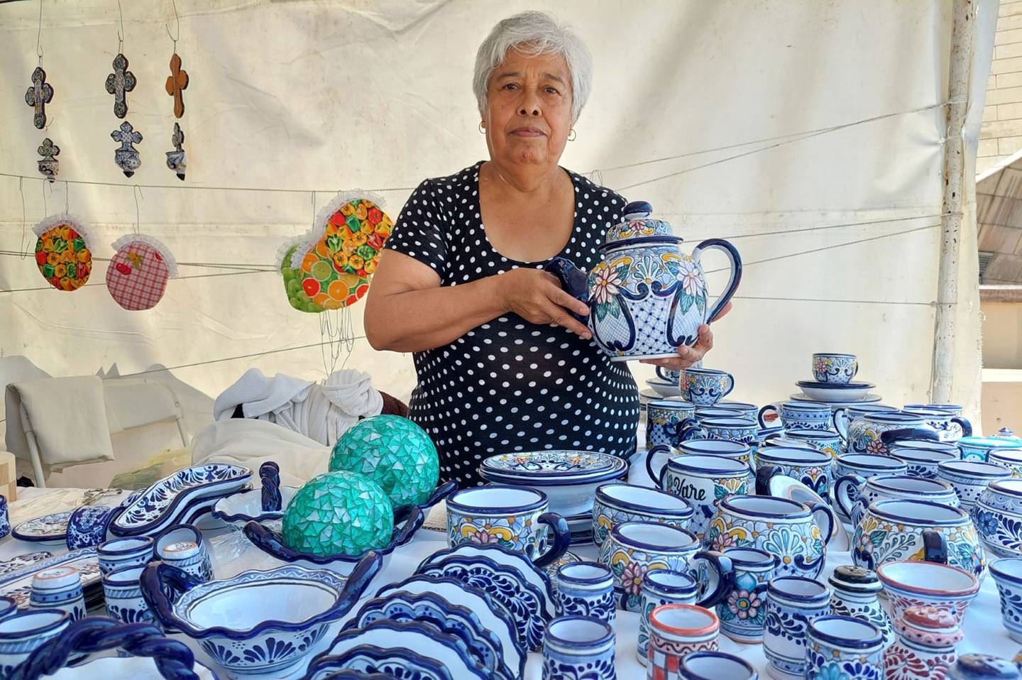 Dorotea de los Ángeles Martínez trabaja con talavería y bordados.