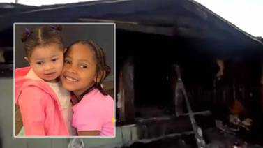Hermanitas de 2 y 7 años mueren en un incendio provocado por un árbol de Navidad en su casa de California