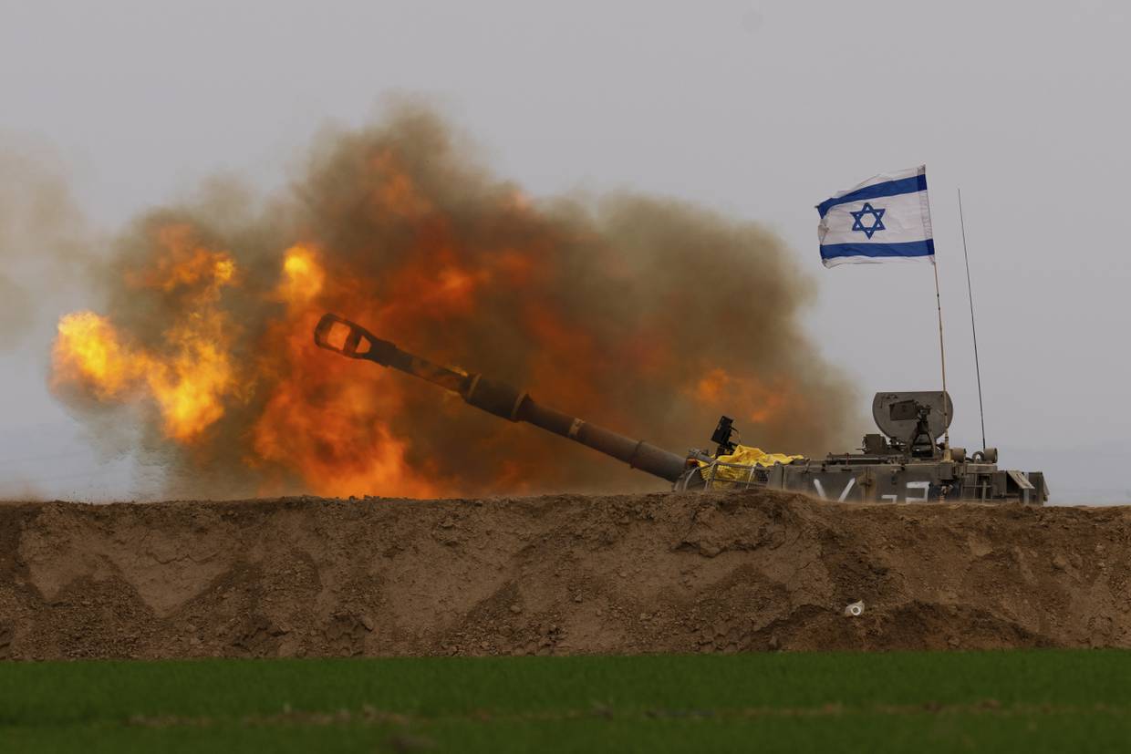 Una unidad móvil de artillería israelí dispara un obús desde el sur de Israel a la Franja de Gaza,  en una posición cerca de la frontera, jueves 21 de diciembre de 2023. (AP Foto/Ohad Zwigenberg)