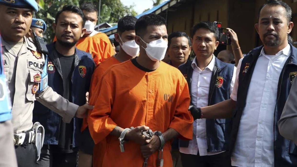 La policía de Indonesia arresta a tres mexicanos luego de un robo armado en el que un turista turco resultó herido, en Bali, Indonesia. | AP