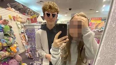 Niño de 14 años muere tratando de proteger a su novia de dos encapuchados en centro comercial 