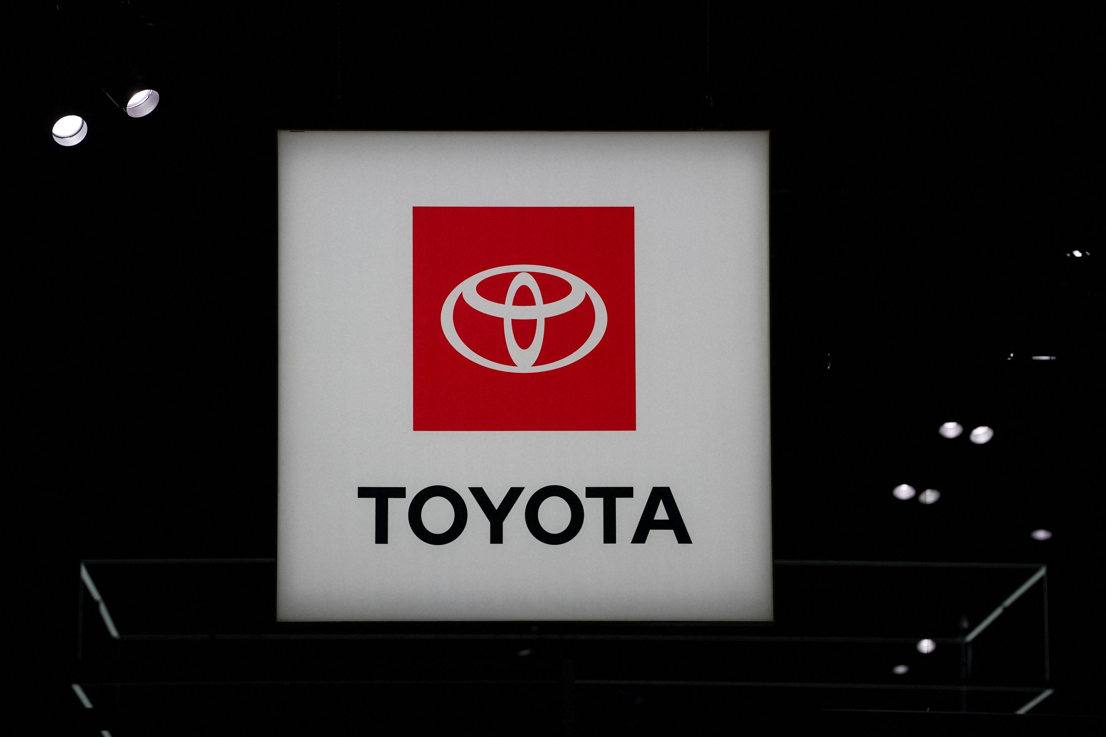 FOTO DE ARCHIVO: Un logotipo de Toyota se ve en el Salón Internacional del Automóvil de Nueva York, en Manhattan, Nueva York, EEUU., 5 de abril de 2023. REUTERS/David 'Dee' Delgado/Foto de archivo