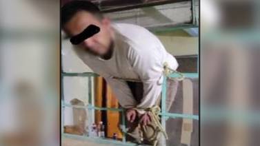 Ladrón es amarrado a una ventana por pobladores luego de ser sorprendido robando en Hidalgo