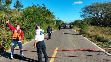 Localizan tres cuerpos junto a auto en llamas abandonado sobre carretera en Jalisco