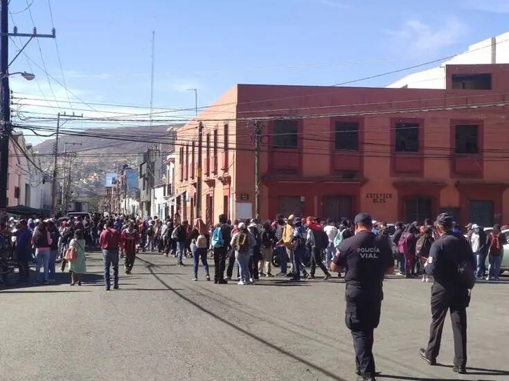 SNTE realiza bloqueos en Oaxaca para exigir mesa de negociaciones con AMLO