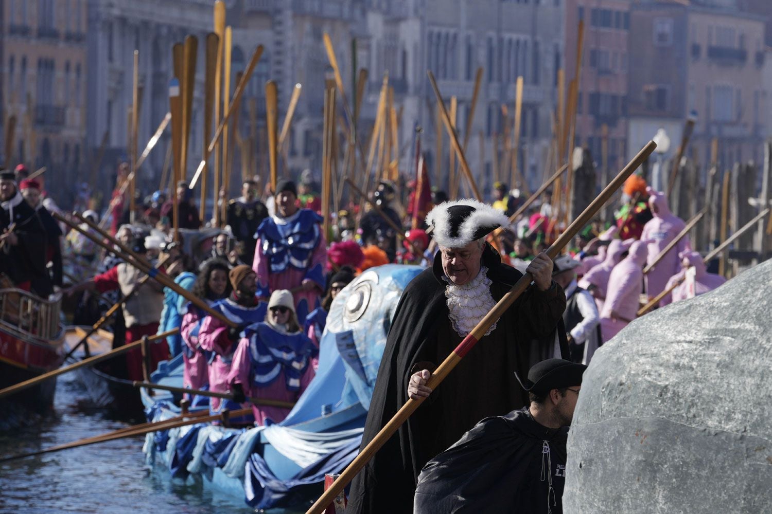 Embarcaciones participan en el tradicional desfile en góndola del Carnaval de Venecia, Italia.
