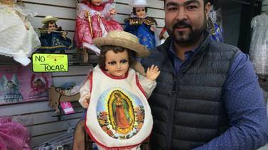 Carlos vende Niños Dios en su tienda el cual es altamente solicitado el 2 de febrero