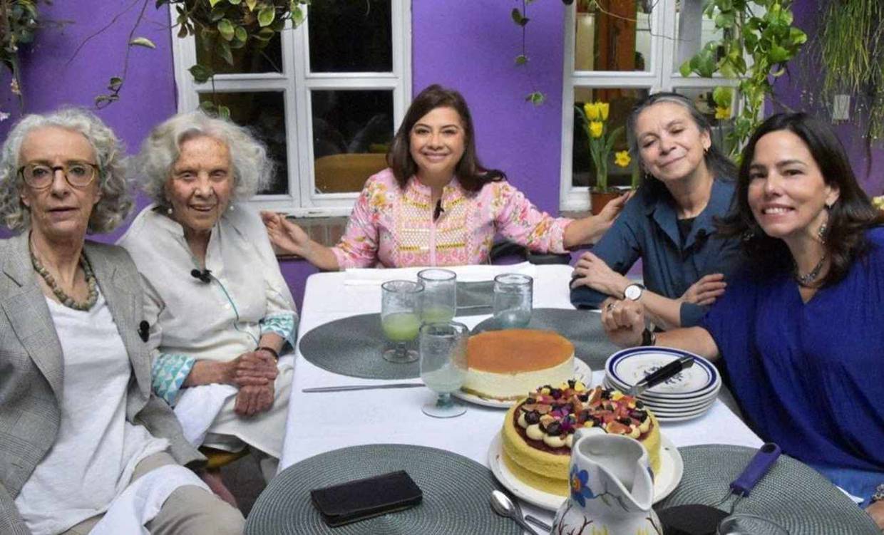 Brugada se reúne con Poniatowska, Marta Lamas y Carmen Boullosa. // Foto: Especial/El Universal