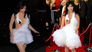 Rosalía recrea el distintivo vestido de cisne de Björk en fiesta de Kendall Jenner
