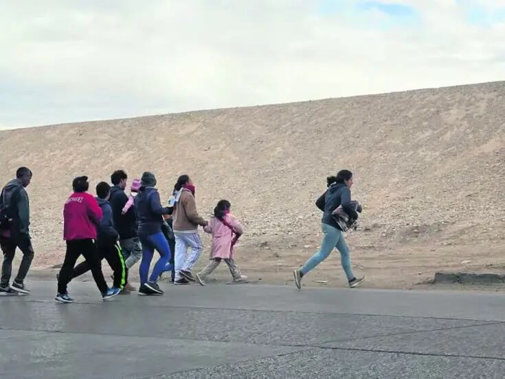Migrantes llegan en taxis o camiones a la frontera entre México y EU