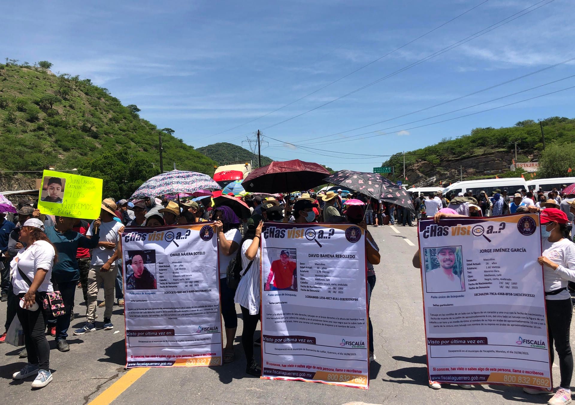 Pobladores protestan bloqueando la carretera federal México-Acapulco hoy para exigir la presentación de personas desaparecidas en Chilpancingo estado de Guerrero (México).  EFE/José Luis de la Cruz

