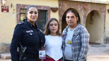 Mujer policía la ayudó a nacer y ahora se convierte en su madrina