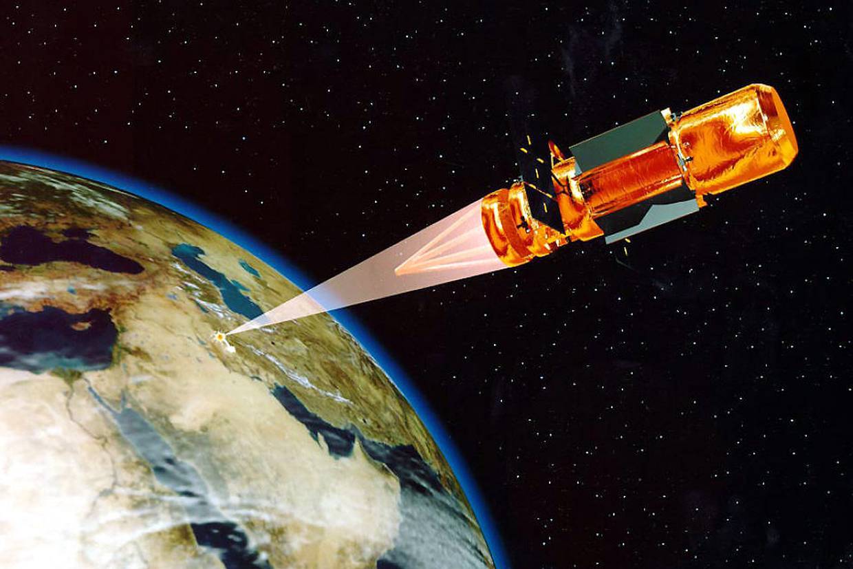 Concepto del Comando Espacial estadounidense de un arma de energía dirigida basada en satélites, utilizada para golpear con precisión objetivos en la Tierra